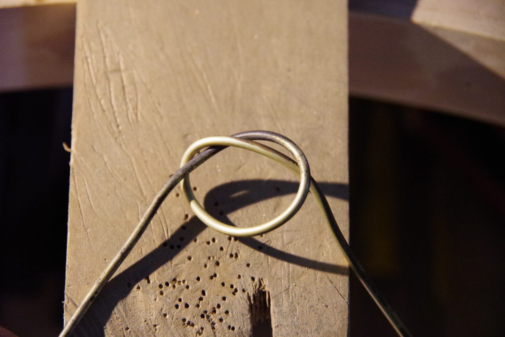 真鍮の線を結ぶ