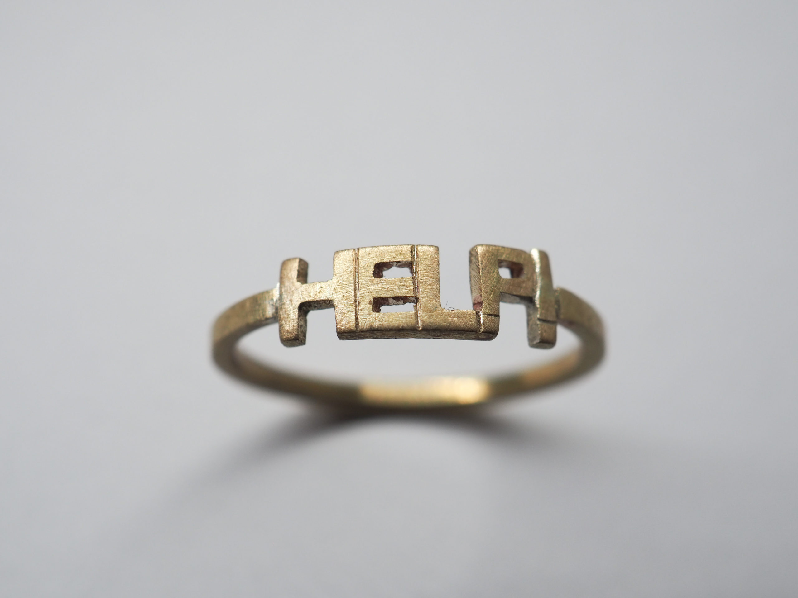 文字の切り抜きリング