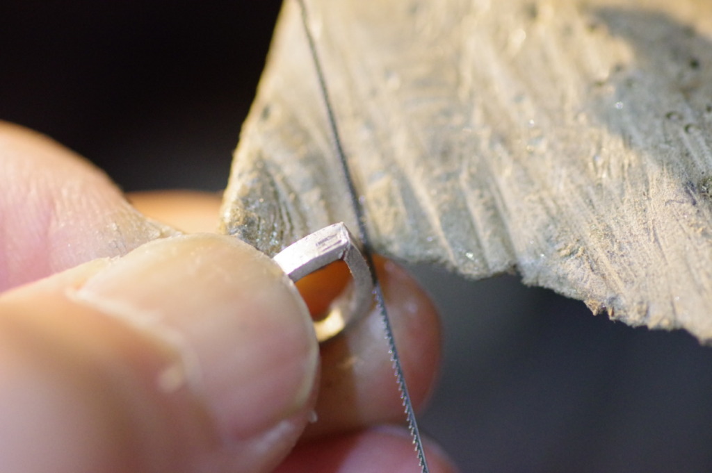 糸鋸で合わせをぴったりにする　　ペアシェイプの石枠の作り方