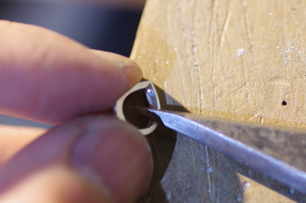 キサゲを使って石枠を削る　ペアシェイプの石枠の作り方