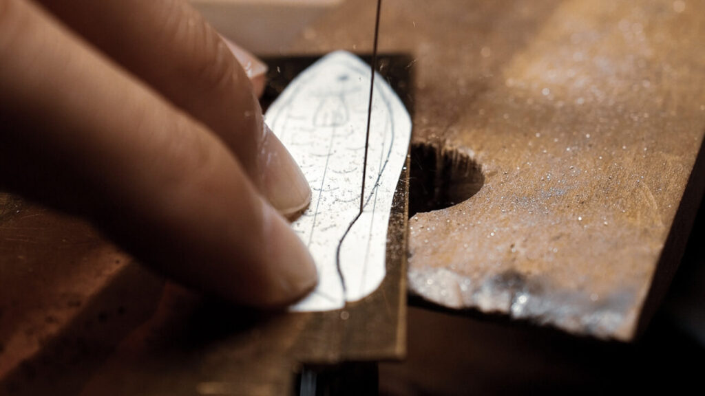糸鋸で真鍮板を切り抜く